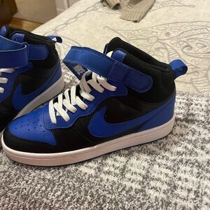 Nike mid court borough 6.5Y Basketball
